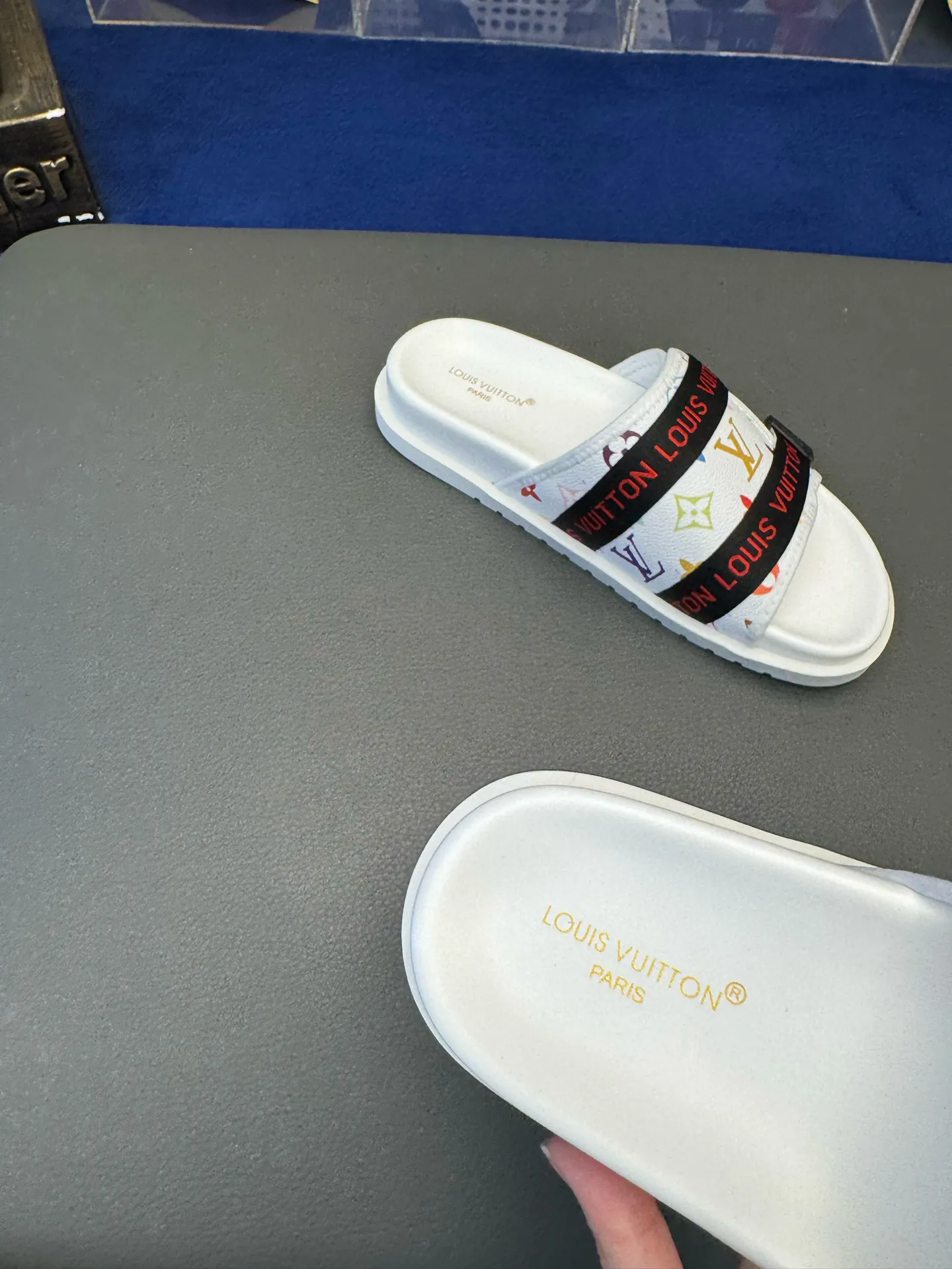 [L Home] P: 340💰Size: 38-45 Top purchasing lv men's summer slippers, classic presbyopia with soft real leather lining, unique color splicing effect, distinctive personality, fashionable and trendy essential style, light and comfortable. Lightweight and tough rubber insole, micro ridged foam outsole, super comfortable!